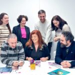 Profesores reunidos en una sala, con papeles sobre la mesa