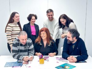 Profesores reunidos en una sala, con papeles sobre la mesa