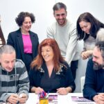 Profesores de español reunidos en una foto en una clase