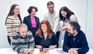 Profesores de español reunidos en una foto en una clase