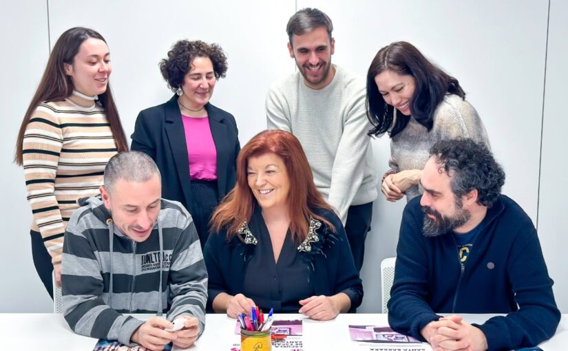 Profesores de español reunidos en una foto en una clase