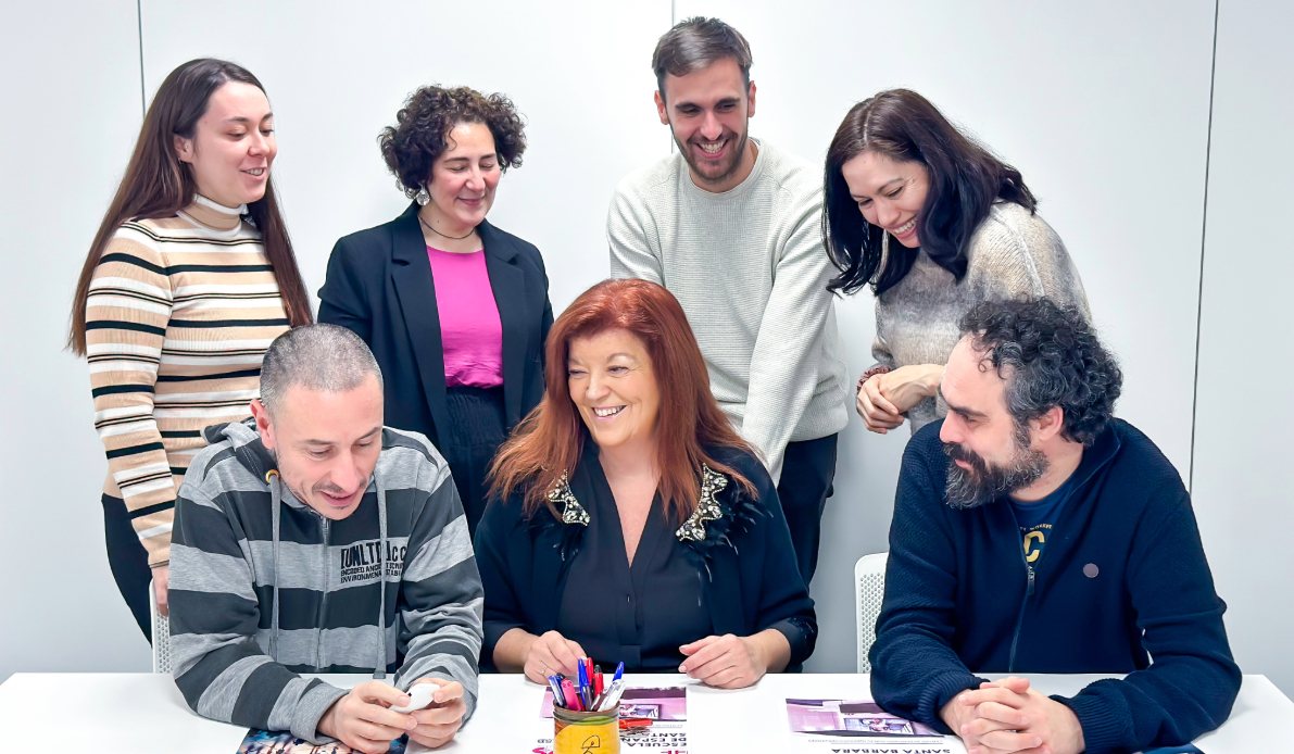 Profesores de español reunidos en una foto en una clase