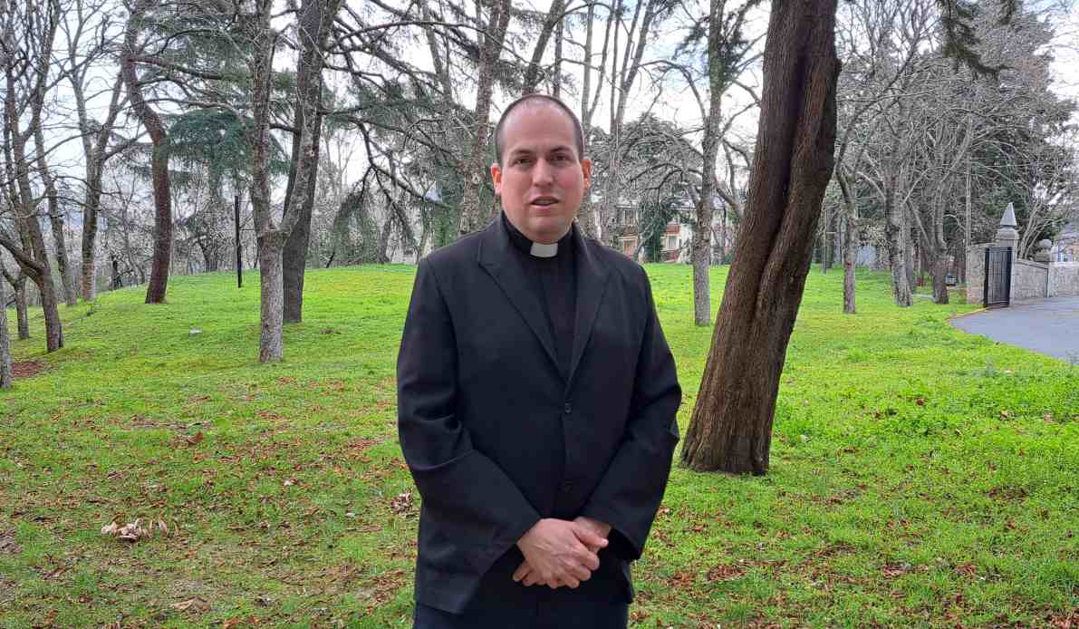 Óscar Díaz Ruiz, sobre un fondo de árboles