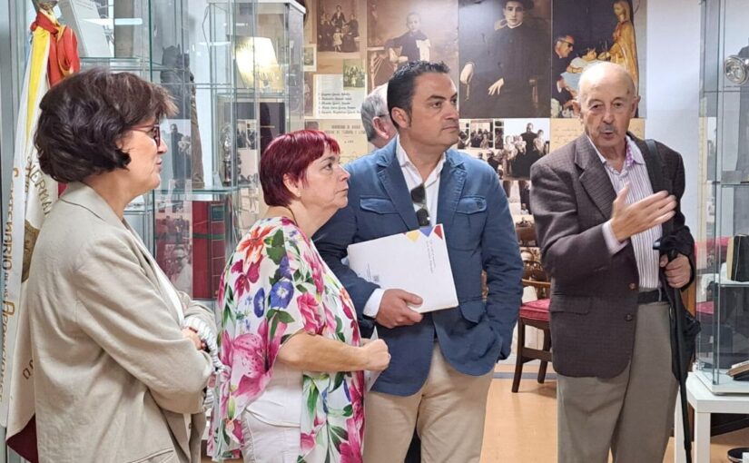 Visita de D. Javier Figueredo, alcalde de El Espinar a la sede y Capilla de HHT