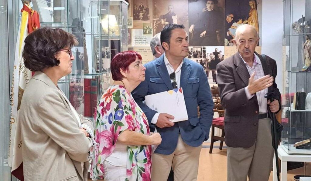 Un grupo de cuatro personas en una congregación religiosa