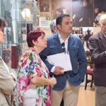 Un grupo de cuatro personas en una congregación religiosa