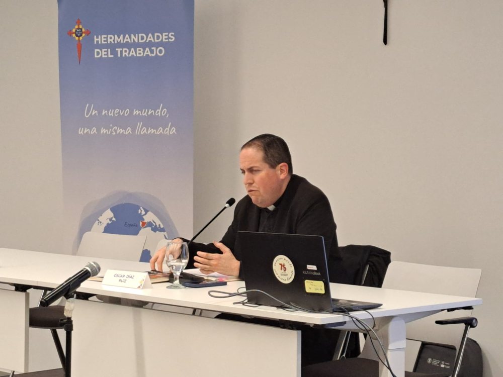 Cura dando una conferencia en una congregación religiosa